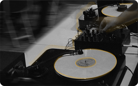 Bandejas de vinilo y mixer de DJ con detalles dorados